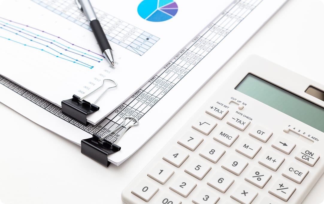 書類と電卓のイメージ写真