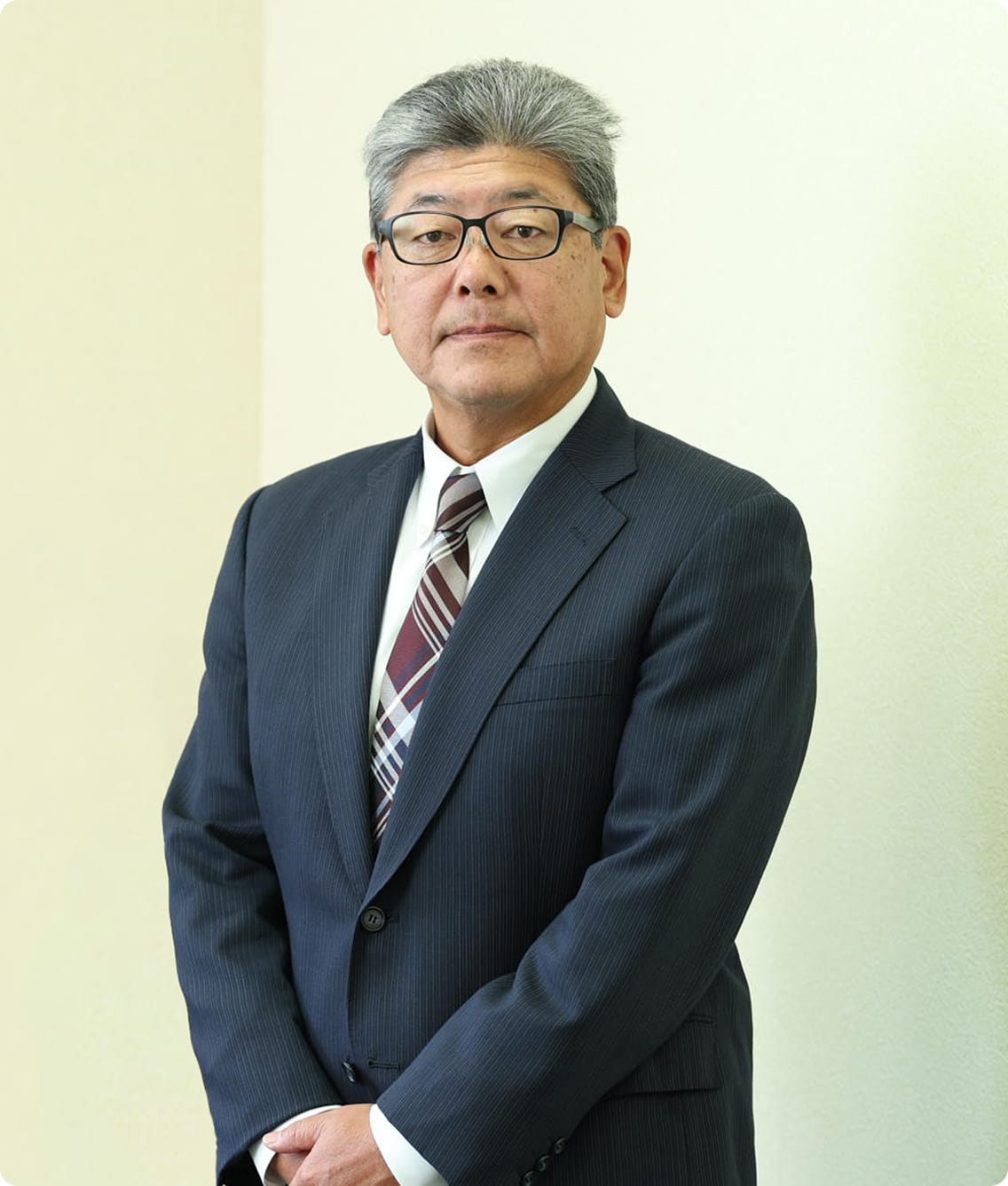 スーツを着た古川社長の写真