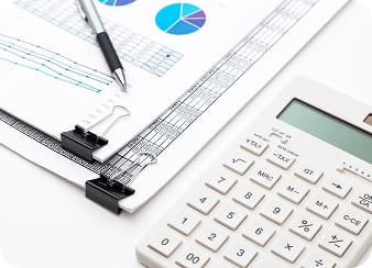 書類と電卓のイメージ写真