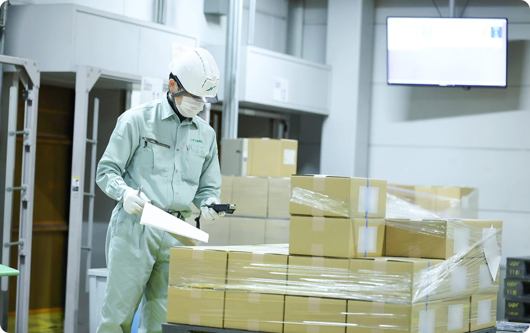 出荷作業における検品作業風景