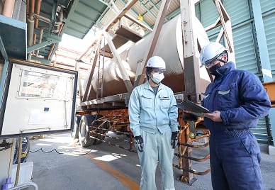 製品のラベルを確認する作業スタッフの写真