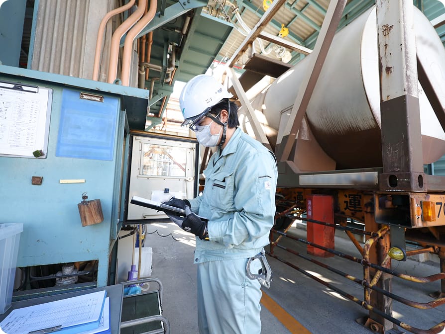 点検作業を行うスタッフの写真