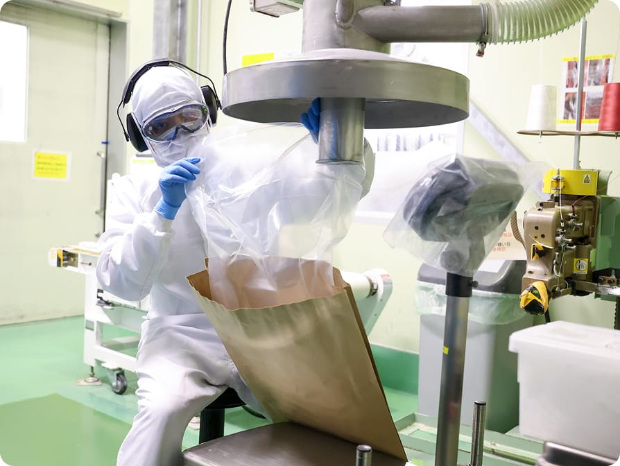 充填作業を行うスタッフの写真