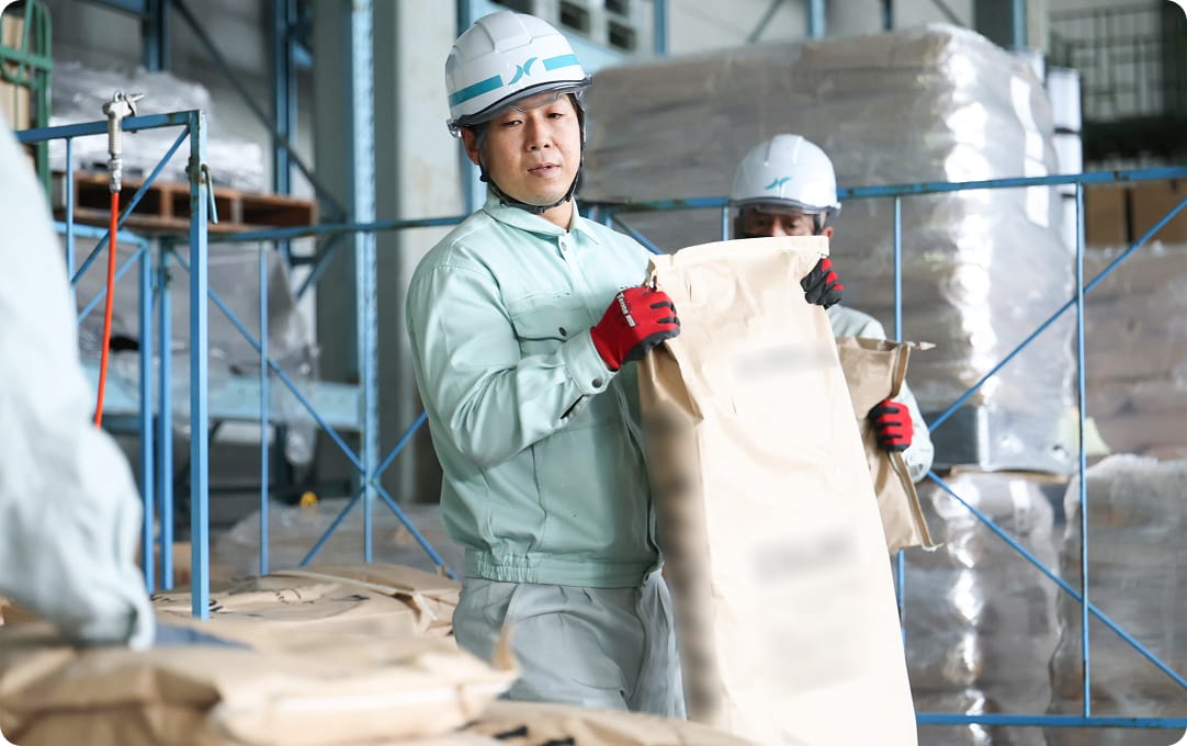 荷物を手に持つ作業スタッフたちの写真