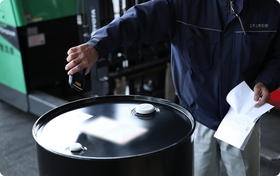 製品ラベルのバーコードをハンディターミナルで読み取っている写真