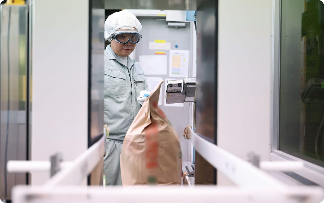 包装作業の様子の写真