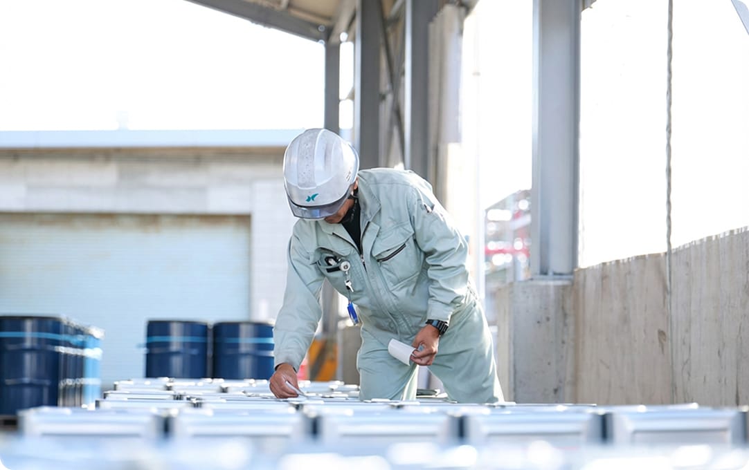 荷札を貼る作業スタッフの写真