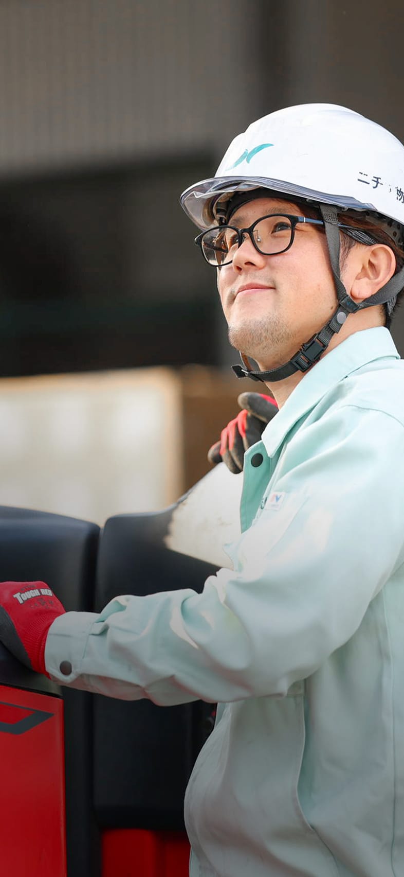 フォークリフトに乗る作業スタッフの写真