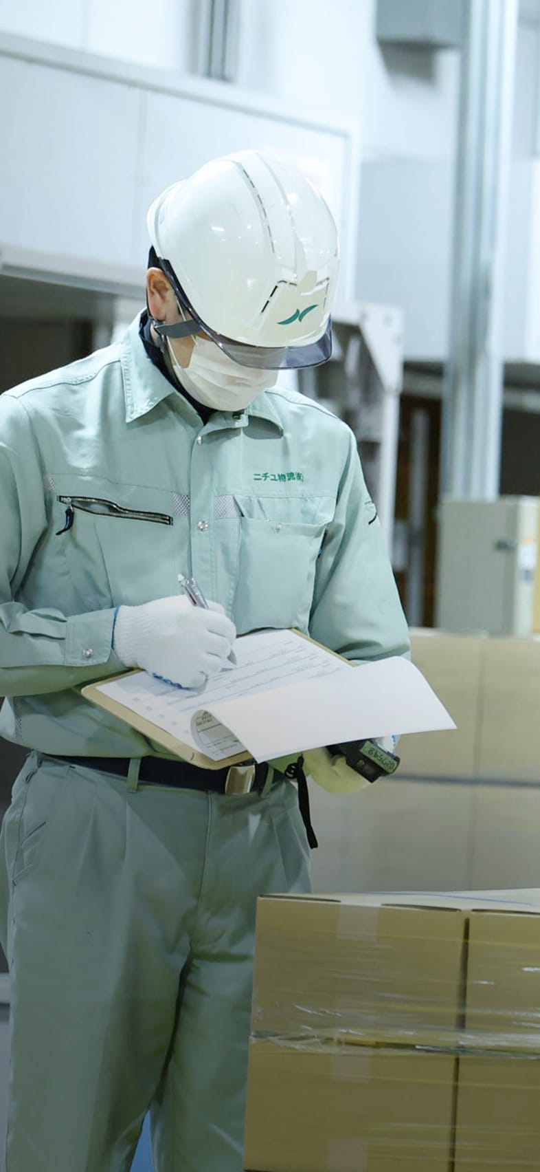 作業指示書を確認するスタッフの写真