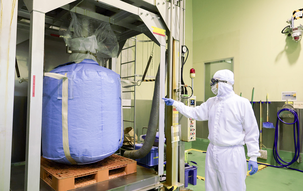 大きな袋に充填を行うR.Yさん