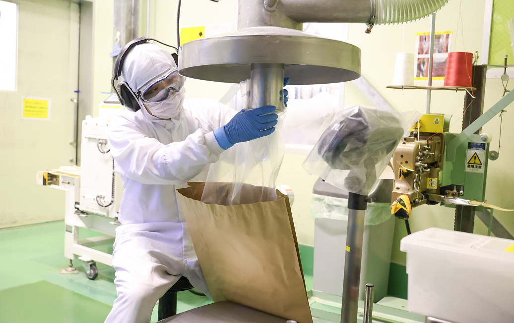 充填作業中のR.Yさん