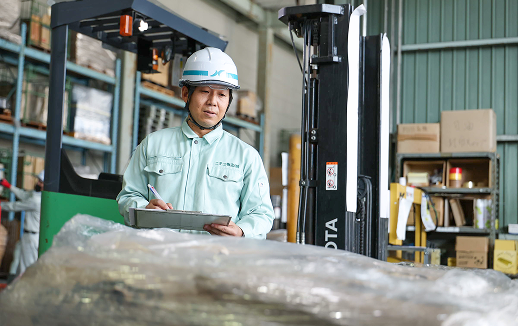 荷物情報を記入するT.Nさん