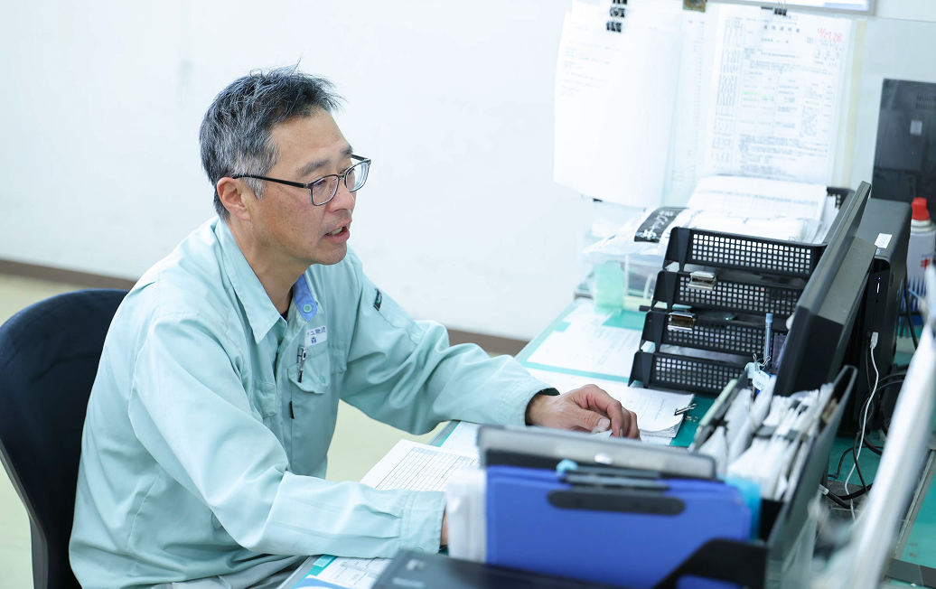 PCに向かって作業をするY.Kさん