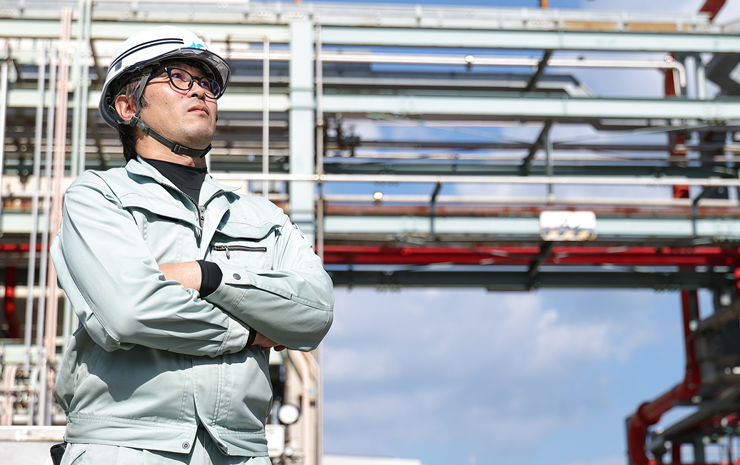 外に立って上方を見上げるY.Wさん